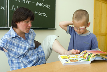 zdjęcie: Anna Krupa sprawdza w szkole książkę z dzieckiem