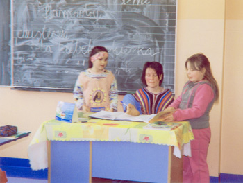 zdjęcie: Anna Krupa sprawdza ćwiczenia dwóm dziewczynkom