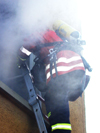 Na zdjęciu: Strażak w trakcie akcji gaśniczej