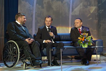 zdjęcie: poseł Sławomir Piechota, premier RP Donald Tusk i Pełnomocnik Rządu ds. Osób Niepełnosprawnych Jarosław Duda