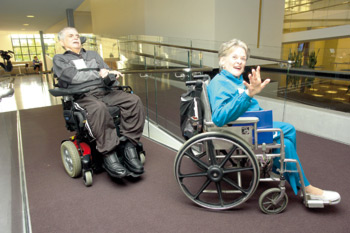 zdjęcie: para osób na wózkach inwalidzkich