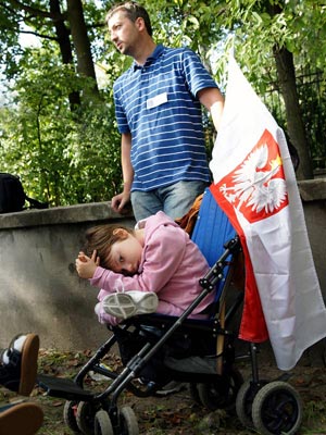 Ojciec i córka podczas pikiety 9 września pod Kancelarią Prezesa Rady Ministrów. Fot.: Piotr Stanisławski