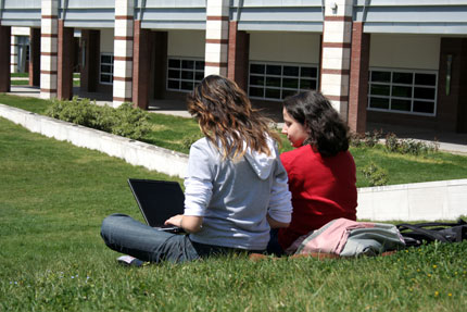 Studentki uniwersytetu. Fot.: Gozde Otman/www.sxc.hu