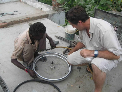 Na zdjęciu: Naprawa wózka w Indiach. Fot.: arch. Lilii Latus