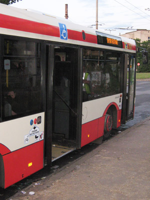 Autobus podwożący uczestników festiwalu z dworca w Gdyni na Babie Doły. Fot,: Anna Godziuk