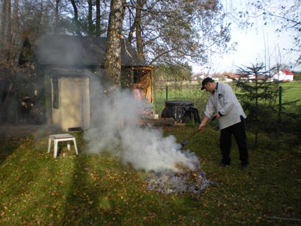 Praca na podwórku - sprzątanie liści, palenie ogniska Fot.: Ada Herbut
