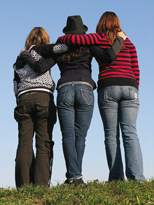 Trzymajmy się razem, czyli trzy dziewczyny trzymają ręce na barkach. Fot.: Sanja Gjanero