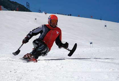 Narciarz jadący na mono-ski, czyli resorowanym siedzisku z nartą