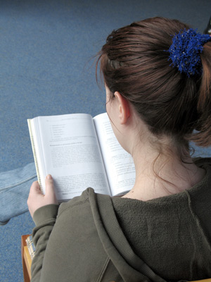 Dziewczyna czytająca książkę. Fot.: www.sxc.hu