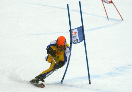 Narciarz bez prawej nogi w dynamicznym zdjeździe slalomowym