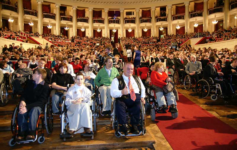 Widownia Sali Kongresowej w Warszawie wypełniona ludźmi, na pierwszym planie osoby na wózkach