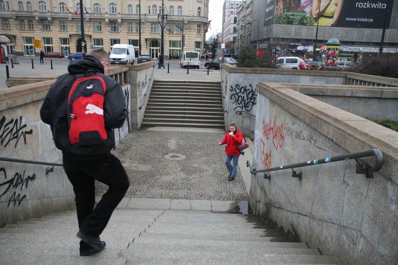 Schody prowadzące na Dworzec Warszawa Śródmieście. Fot.: Albert Zawada/Agencja Gazeta
