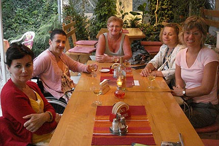 Na zdjęciu: Marysia, Lila, Ania, Małgosia i Ela przy węgierskim winie. Fot. Małgorzata Tokarska