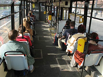 Na zdjęciu: wnętrze typowego polskiego tramwaju. Fot. Piotr Stanisławski