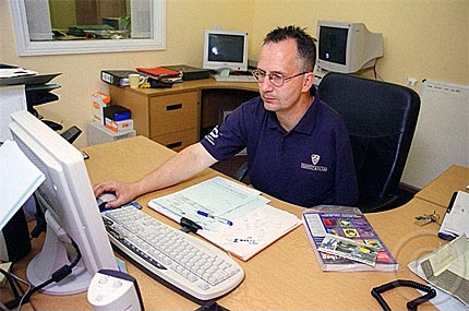 Na zdjęciu: mężczyzna z niepełnosprawnością podczas pracy w biurze. Fot. Bill Birdsall/Eastnews