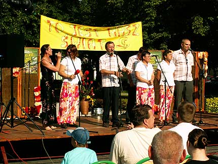 Na zdjęciu: Występ grupy wokalnej ''Lucki'' ze Środowiskowego Domu Samopomocy w Lucynowie. Fot. Ewelina Szumigalska