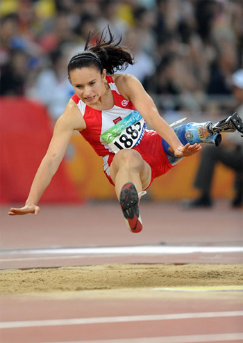 Na zdjęciu: Ewa Zielińska skacze po brązowy medal, fot: Xinhua