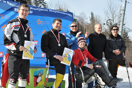 Na zdjęciu: Zawodnicy z medalami