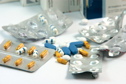 Na zdjęciu: leki rozsypane na stole