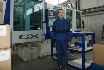 Na zdjęciu: Jeden z podopiecznych podczas pracy w fabryce