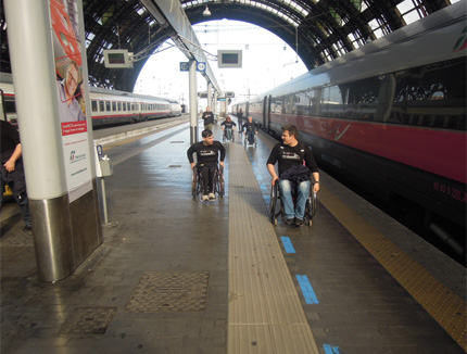 Droga z peronu do dworca w Mediolanie prowadzi pod imponującym zadaszeniem