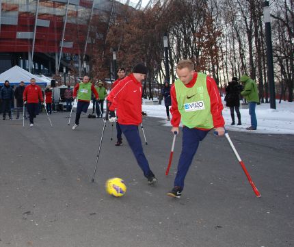 Pokazowy mecz ampfutbolu podczas otwarcia wystawy zdjęć.