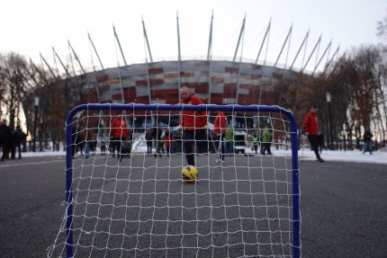 Pokazowy mecz ampfutbolu podczas otwarcia wystawy zdjęć.