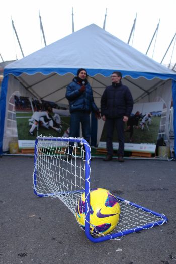 Grzegorz Press i Mateusz Widłak otwierają wystawę zdjęć ampfutbolu pod Stadionem Narodowym.