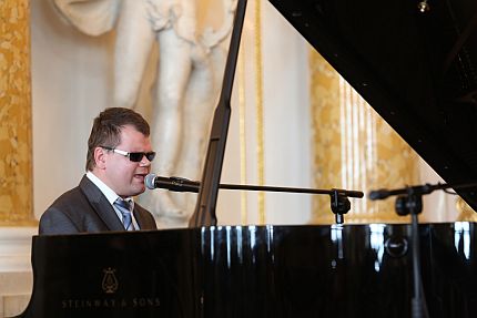 Paweł Ejzenberg gra na fortepianie
