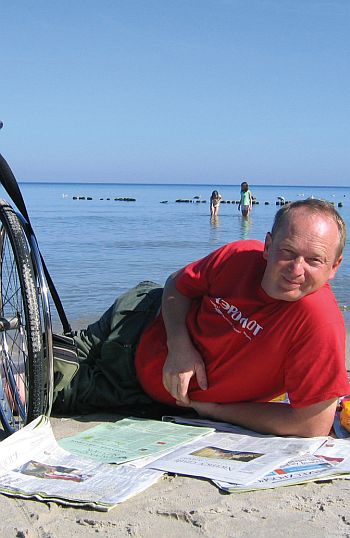 Krzysztof Kaperczak na plaży