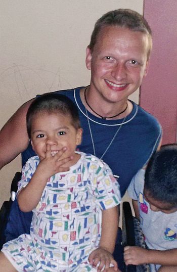 Radosław Obuchowicz z dziećmi podczas misji w Ameryce Południowej