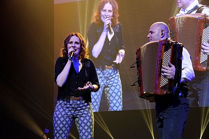 Ewelina Flinta z Marcinem Wyrostkiem podczas wspólnego występu na scenie