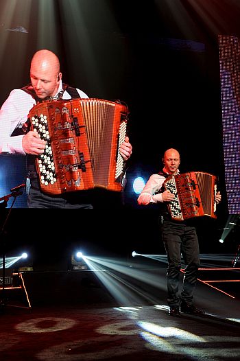 Marcin Wyrostek gra na akordeonie