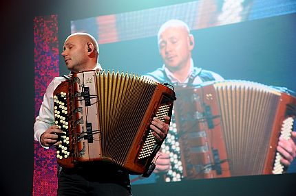 Marcin Wyrostek grający na akordeonie podczas Wielkiej Gali Integracji 2013