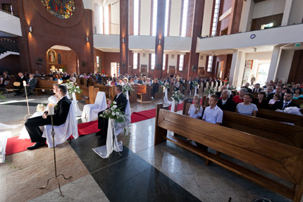 Mariusz i Monika podczas ślubu kościelnego, w otoczeniu rodziny i przyjaciół
