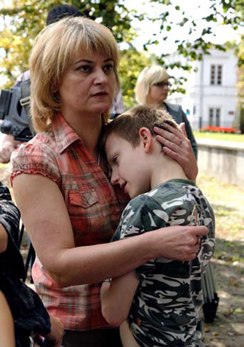 kobieta przytula syna z niepełnosprawnością