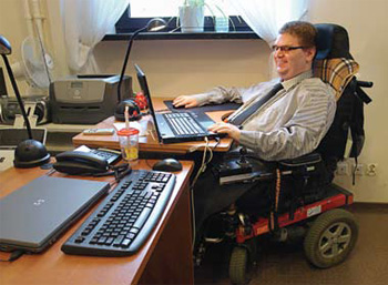 Aleksander Janiak przy komputerze