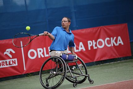 Francuz Frederic Cattaneo odbija piłkę forhendem.